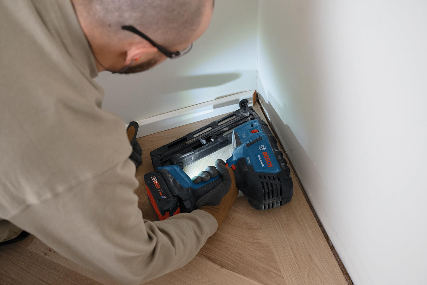 BOSCH GNH18V-16MAN 18V Brushless 16-Gauge Angled Finish Nailer - Fastens up to 1,600 Nails per Charge, One-Handed Activation, Tool-Free Jam Clearing, Belt Hook (Bare Tool)