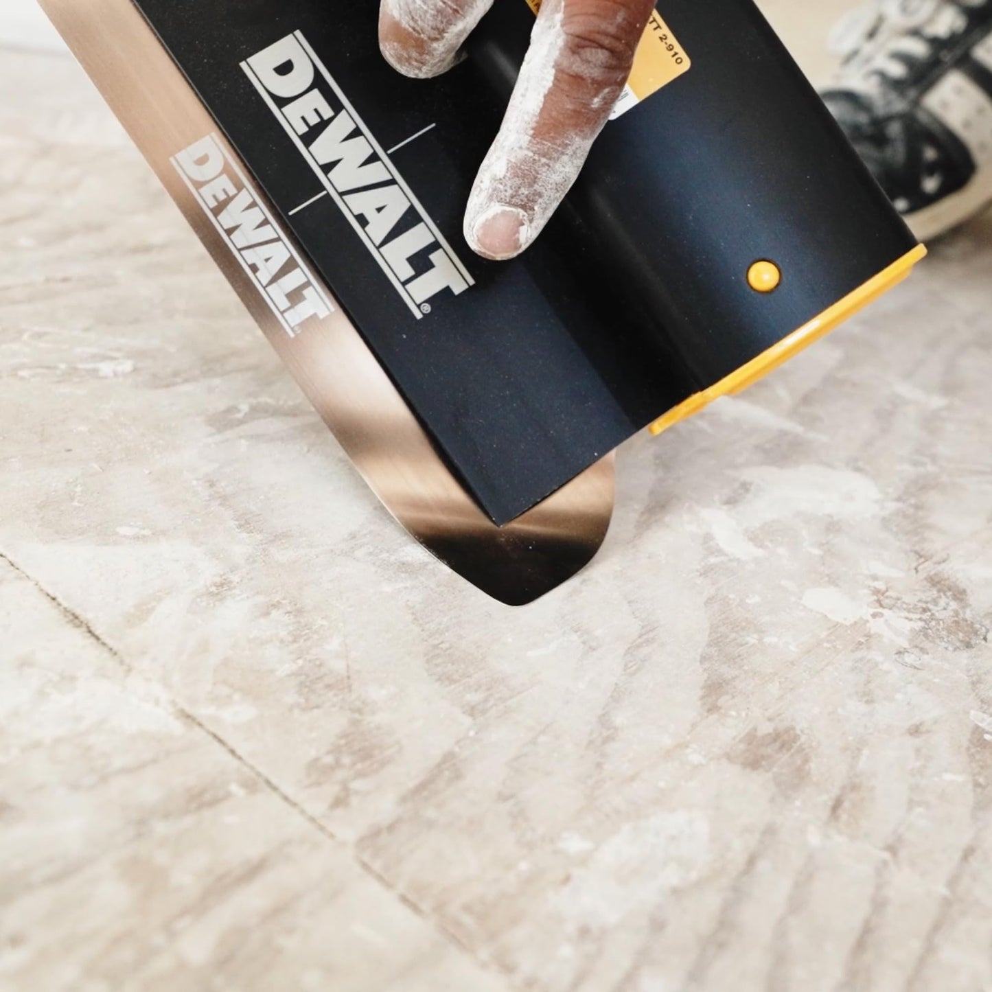 DEWALT Drywall Skimming Blade, 16-Inches | Pro-Grade | Extruded Aluminum & European Stainless Steel Construction | High-Impact End Caps | Sheetrock Gyprock Wall-Board Plasterboard | DXTT-2-916