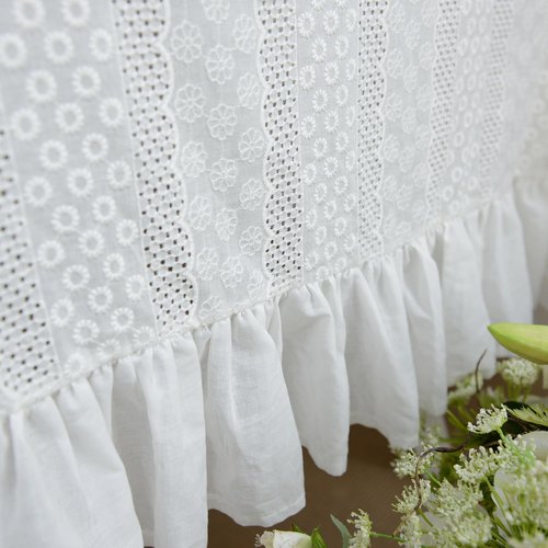 ARTMAGIC French White Cotton Tablecloth Ruffled Lace Fabric Tablecloths Rustic Rectangular Washable Table Cover for Indoor Outdoor Home Holiday Banquet Christmas New Years(60"x84", White Circle)