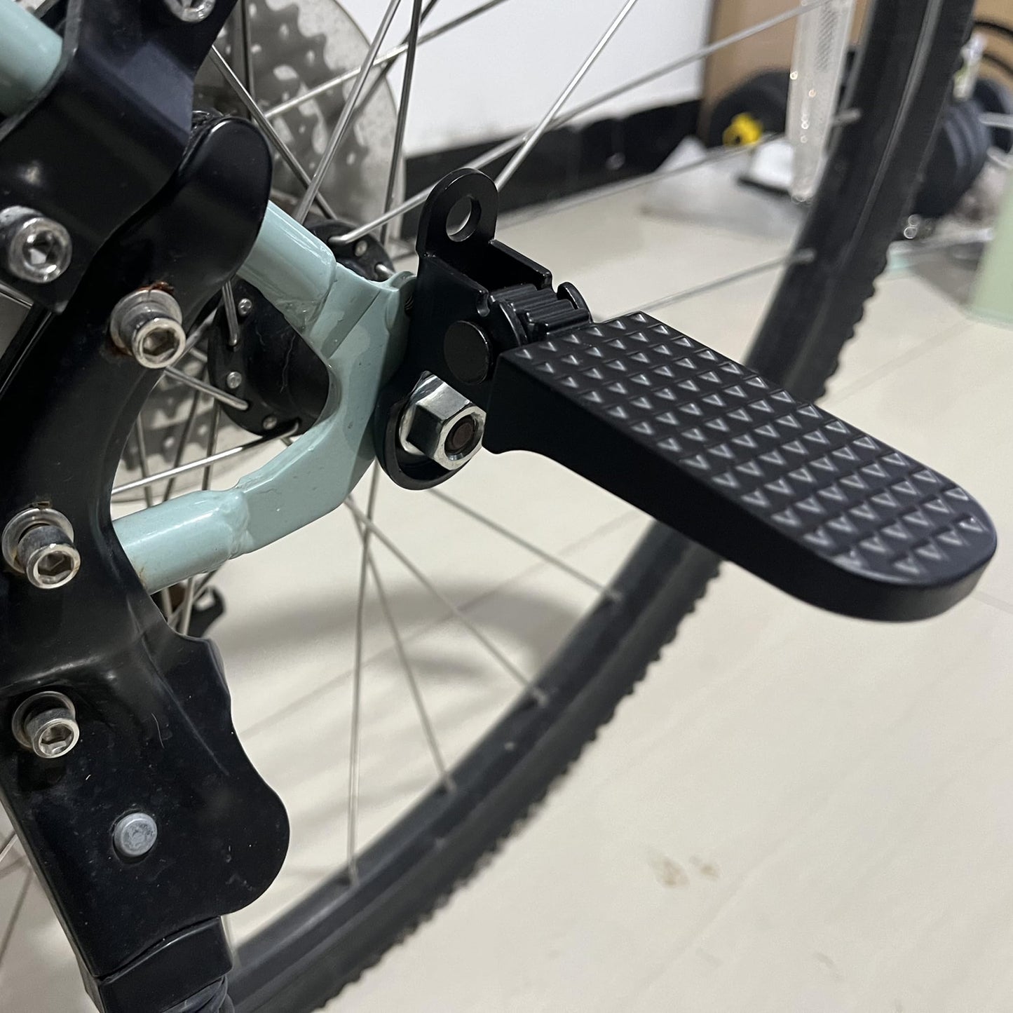 Tailcle Folding Bike Foot Pegs, 1 Pair Foldable Bicycle Rear Pedals Durable Aluminum Alloy Non-Slip Passenger Foot Pegs for Mountain City E-Bikes Folding Bikes (Black)