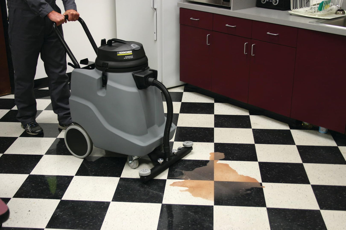 Kärcher Commercial Wet Dry Vacuum Cleaner - NT 68/1 - Frount Mounted and Self-Adjustable Squeegee - 18 Gallon