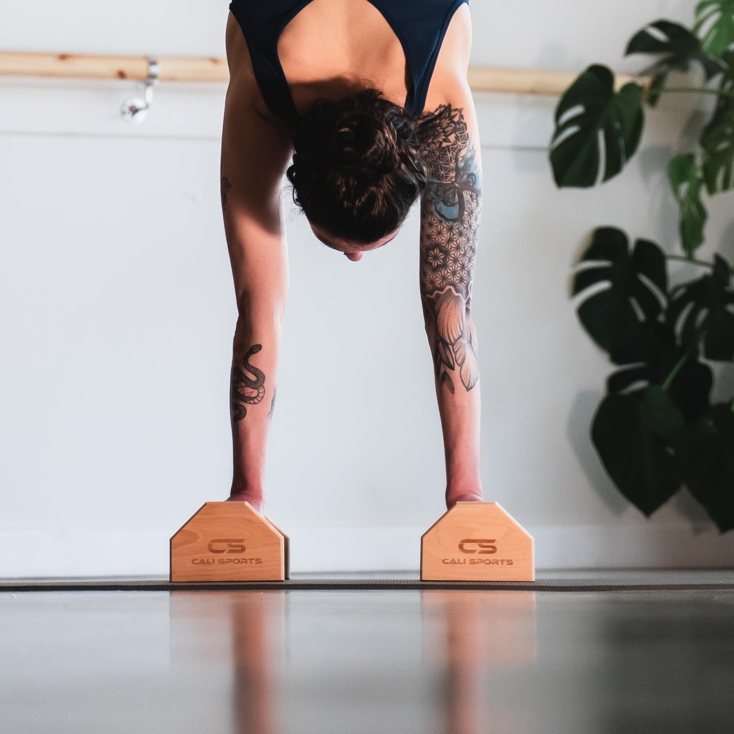 CALI SPORTS Push Up Bar Calisthenics Equipment, Solid Wood Parallettes Bars for Floor Use, Perfect Pushup Bar and Handstand Push Up Handles for Men and Women, Includes Wrist Wraps