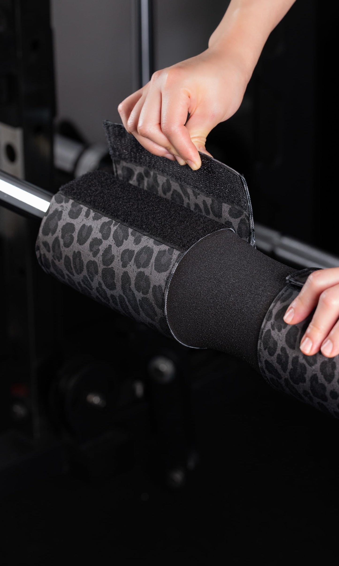 Fitgriff® Barbell Hip Thrust Pad for Squats, Lunges & Glute Bridges – Weightlifting Cushion for Neck & Shoulder Protection – Fits Olympic & Standard Bars (Leopard)