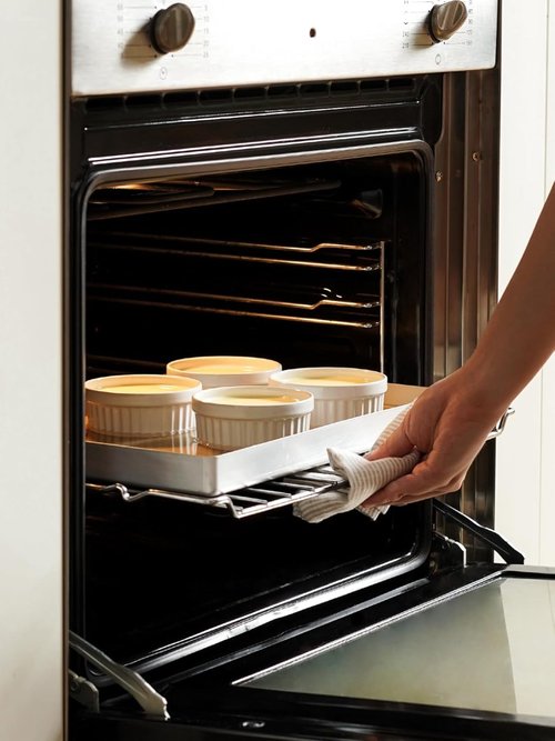 LE TAUCI Ramekins - 4 OZ Ceramic Soufflé Dishes with Silicone Lids | Oven & Microwave Safe, Set of 4, White