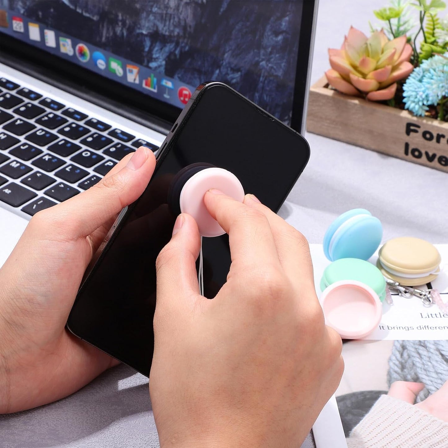 4pcs STOBOK Macaron Screen Cleaners Eyeglass Lens Portable Phone Screen Cleaners Keychain Screen Cleaning Brush