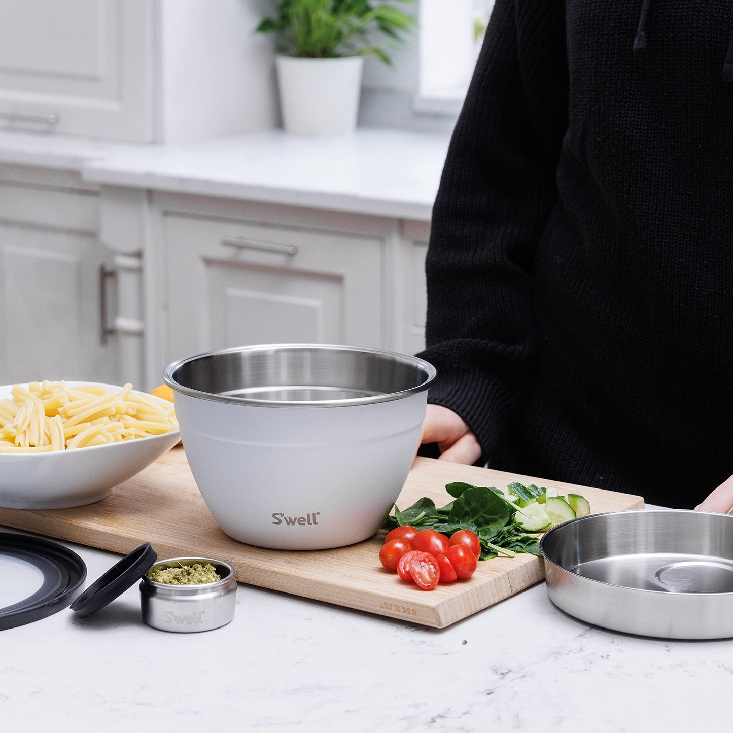 S'well lifetime brands europe limited Salad Bowl Kit, Moonstone, 1.9L - Salad Lunch Box with Condiment Container and Removable Tray - Leak-Proof and Dishwasher Safe