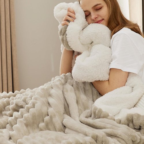 Bedsure Sherpa Throw Blanket - Super Soft Cozy Fleece for Winter | Plush Fluffy Gift, Beige 50x60 Inches