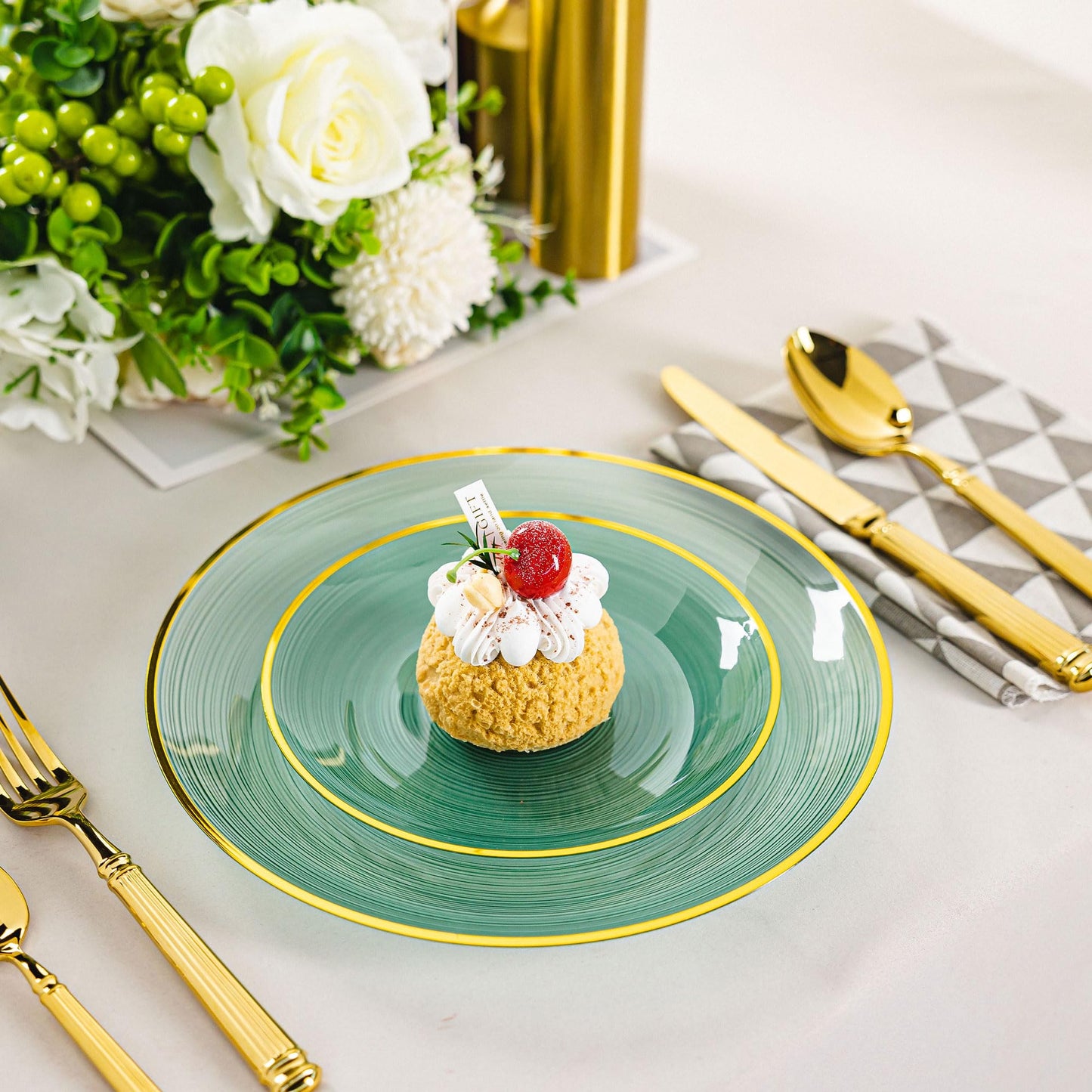 LCCFHTI 100PCS Transparent Green Gold Plastic Plates, 10 Inch Heavy Duty Disposable Dinner Plate with Gold Rim, Round Party Plates for Wedding, Party, Camping, Picnic, Birthday