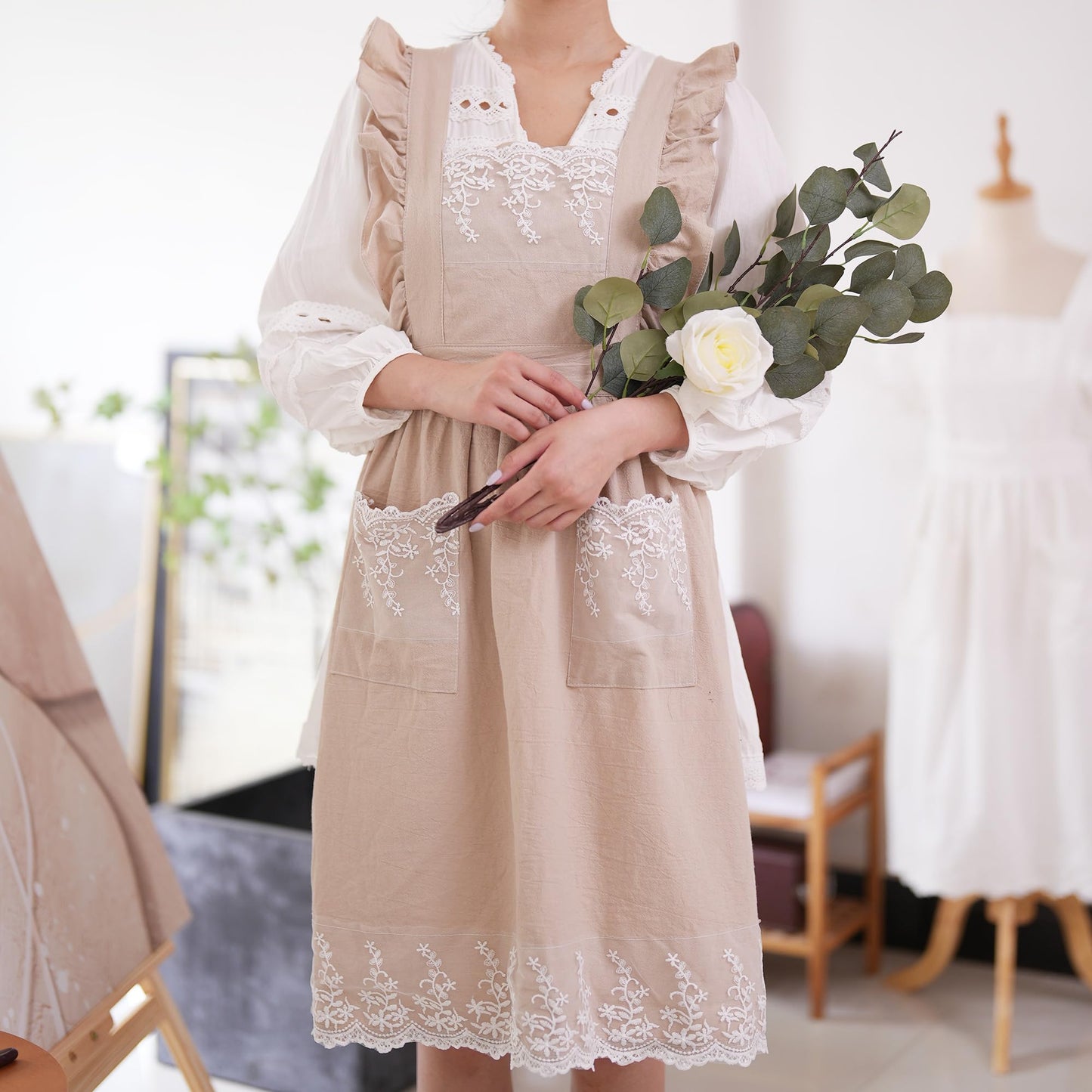 Aoomzoon Vintage Aprons for Woman with Pockets Cute Lace Ruffle Adjustable Apron for Cooking Kitchen Baking Gardening (Beige)