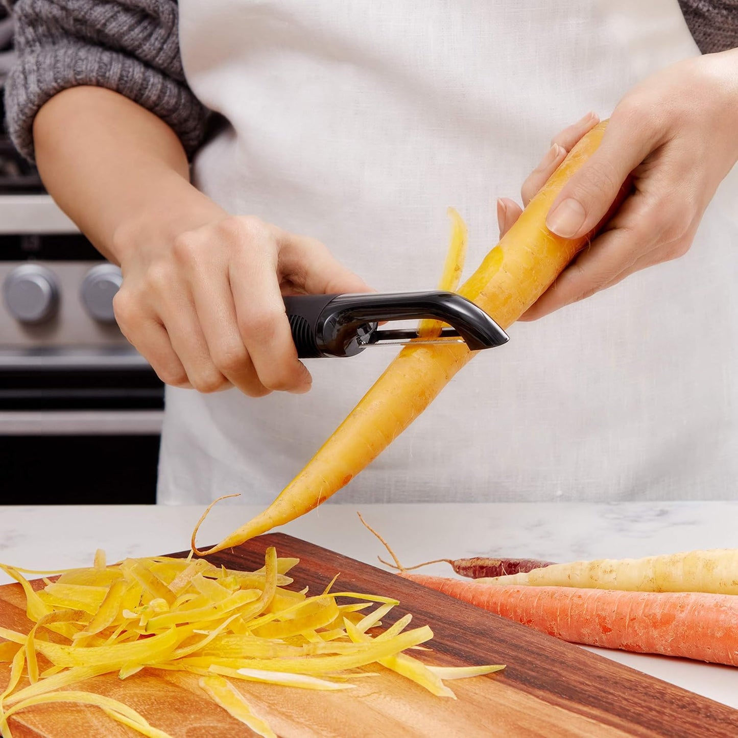 OXO Good Grips Swivel Peeler - Effortless Vegetable and Fruit Peeling | Ergonomic Design