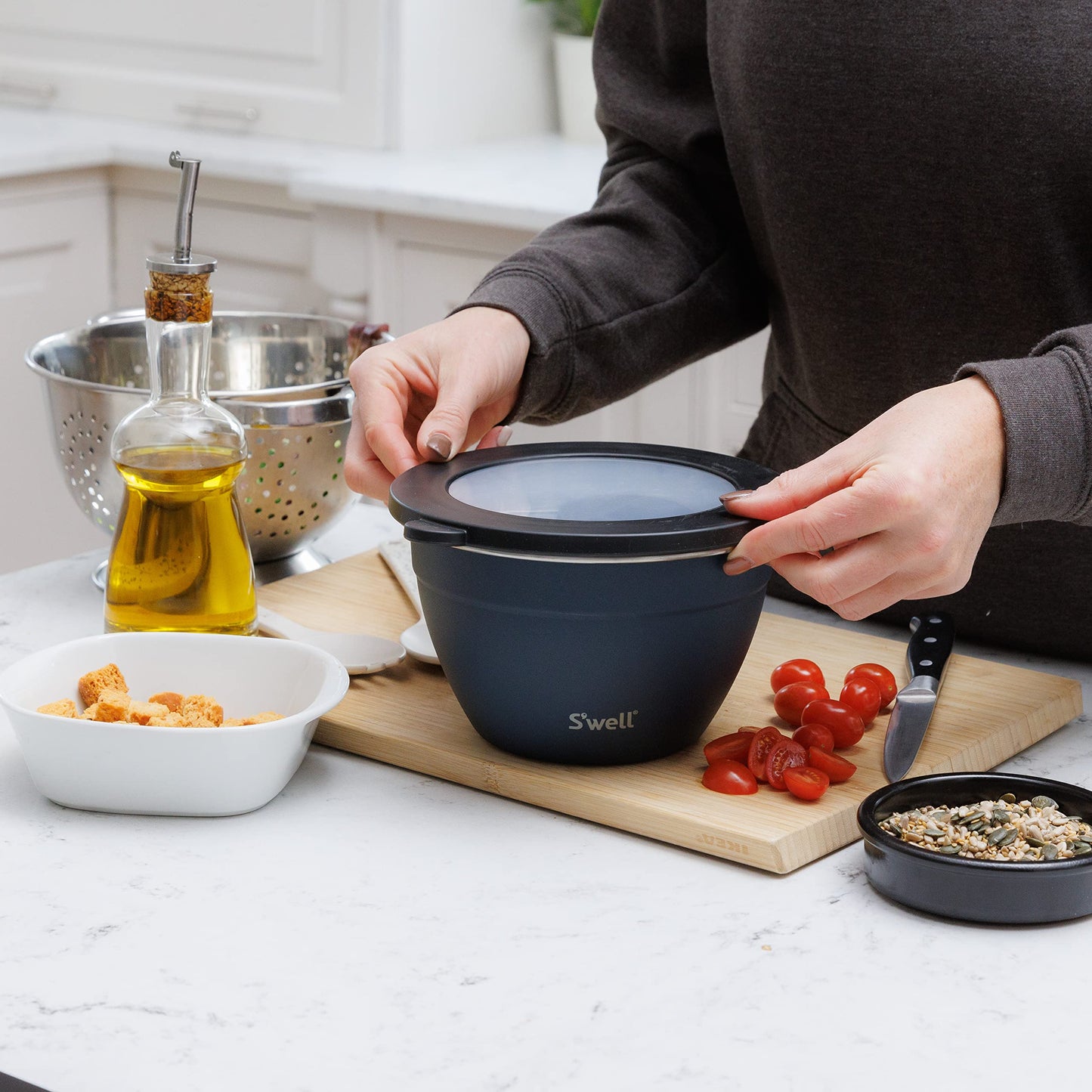 S'well lifetime brands europe limited Salad Bowl Kit, Azurite 1.9L - Salad Lunch Box with Condiment Container and Removable Tray - Leak-Proof and Dishwasher Safe,Black
