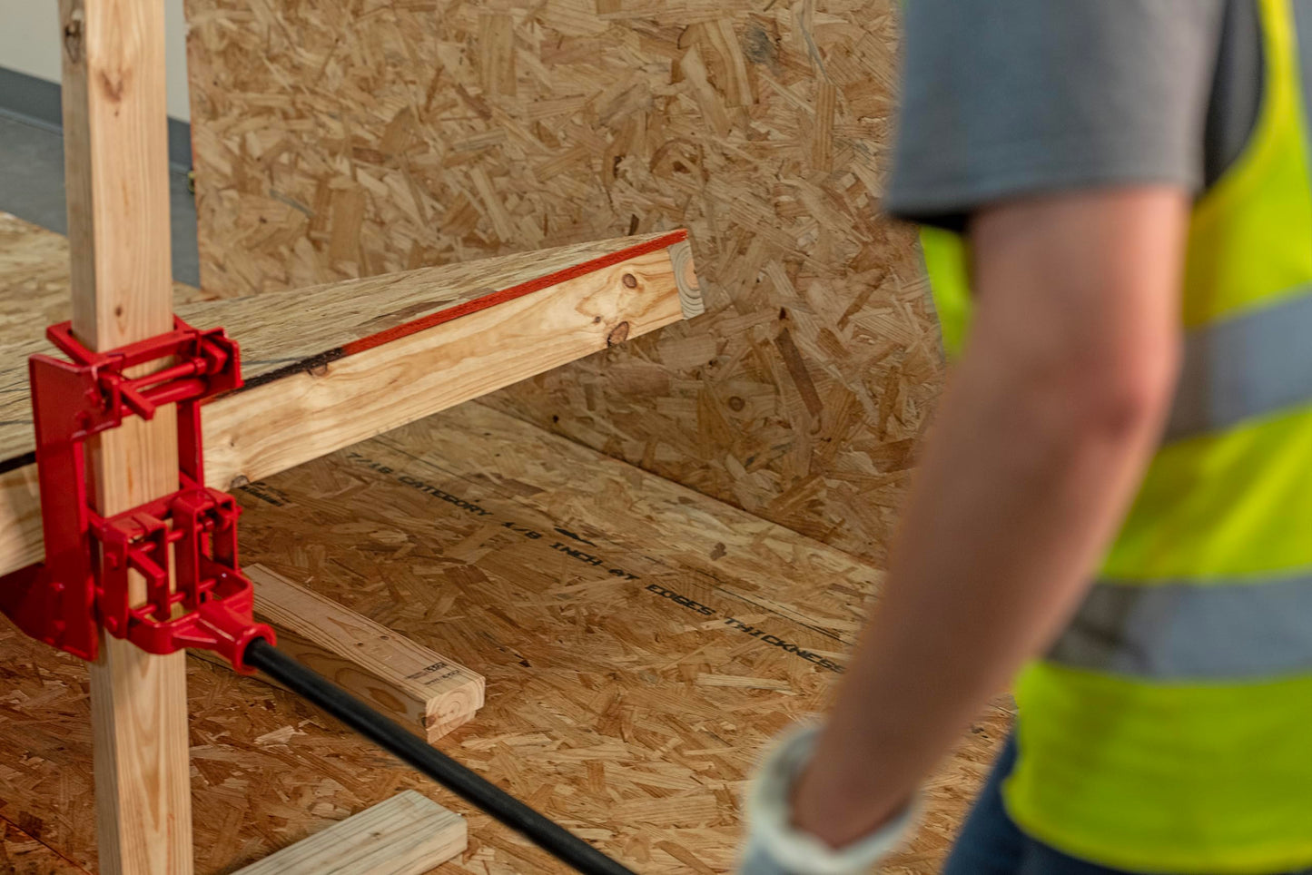 Guardian 2601 Portable Wall Jack For Use with 1-1/2 X 3-1/2 Inch Wood Poles Or 3-1/4 inch OD Steel Pipe 1000lb Load Capacity Cast Iron