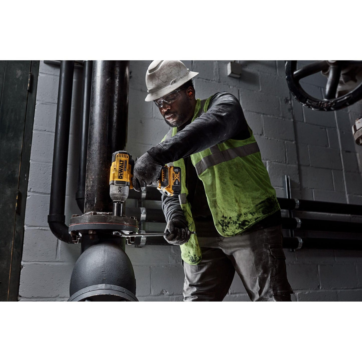 DEWALT 20V MAX Cordless Impact Wrench with Hog Ring Anvil, Brushless High Torque 1/2 Impact Gun, 4-Mode Speed, Includes Battery, Charger and Kit Bag (DCF900P1)