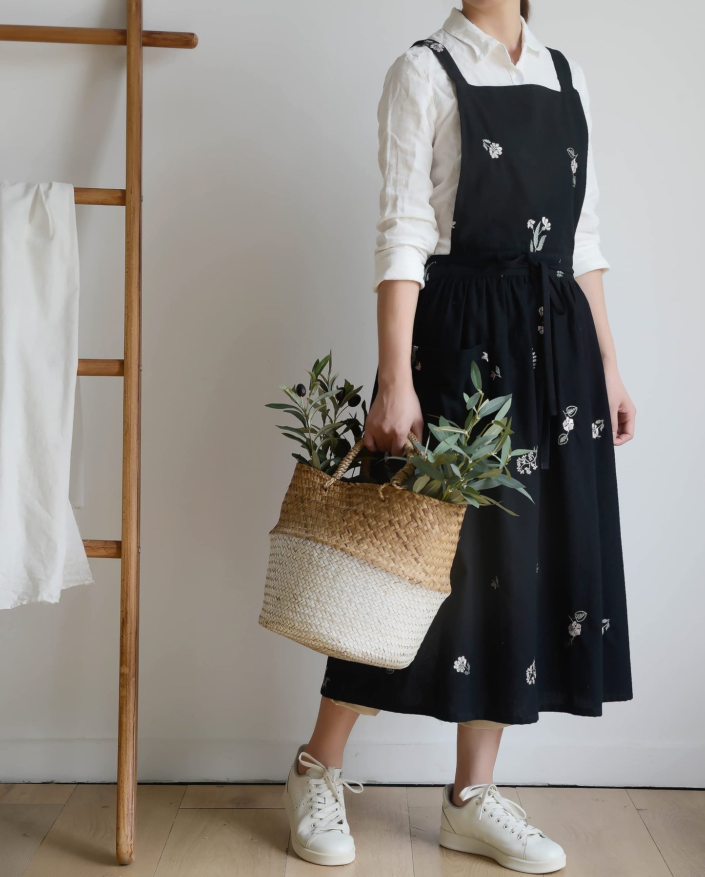 losofar Embroidered Cotton Pleated Apron Retro Waterdrop Proof Garden Cleaning Pinafore Dress (Floral Black, 103cmx86cm)