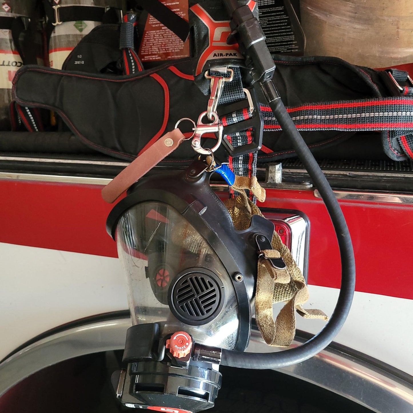 WorkingFire Firefighter Quick Release Shackle Clip with Leather Handle for SCBA MASK Marine Grade Stainless Steel Fixed Snap Sailing Shackle Lanyard Firefighter Accessories Tools