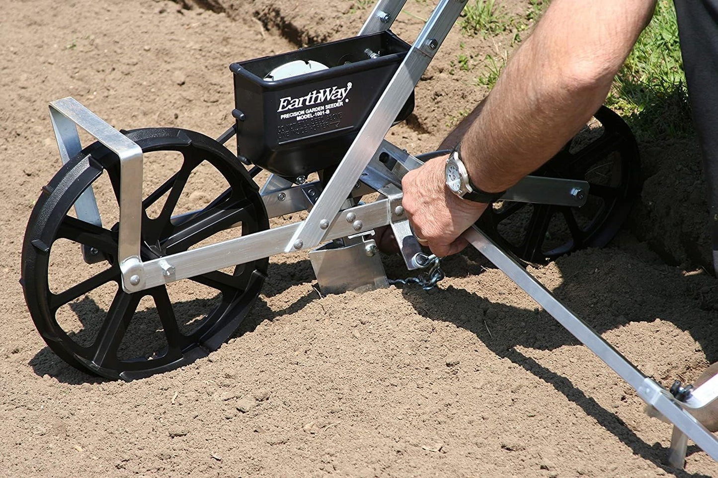 EarthWay Products 10001 Precision Garden Seeder with 7 Seed Plates, Sweet Corn Planter, Accurate Seed Drill for Gardeners, Durable Corn Planter, Use in Prepared Soil