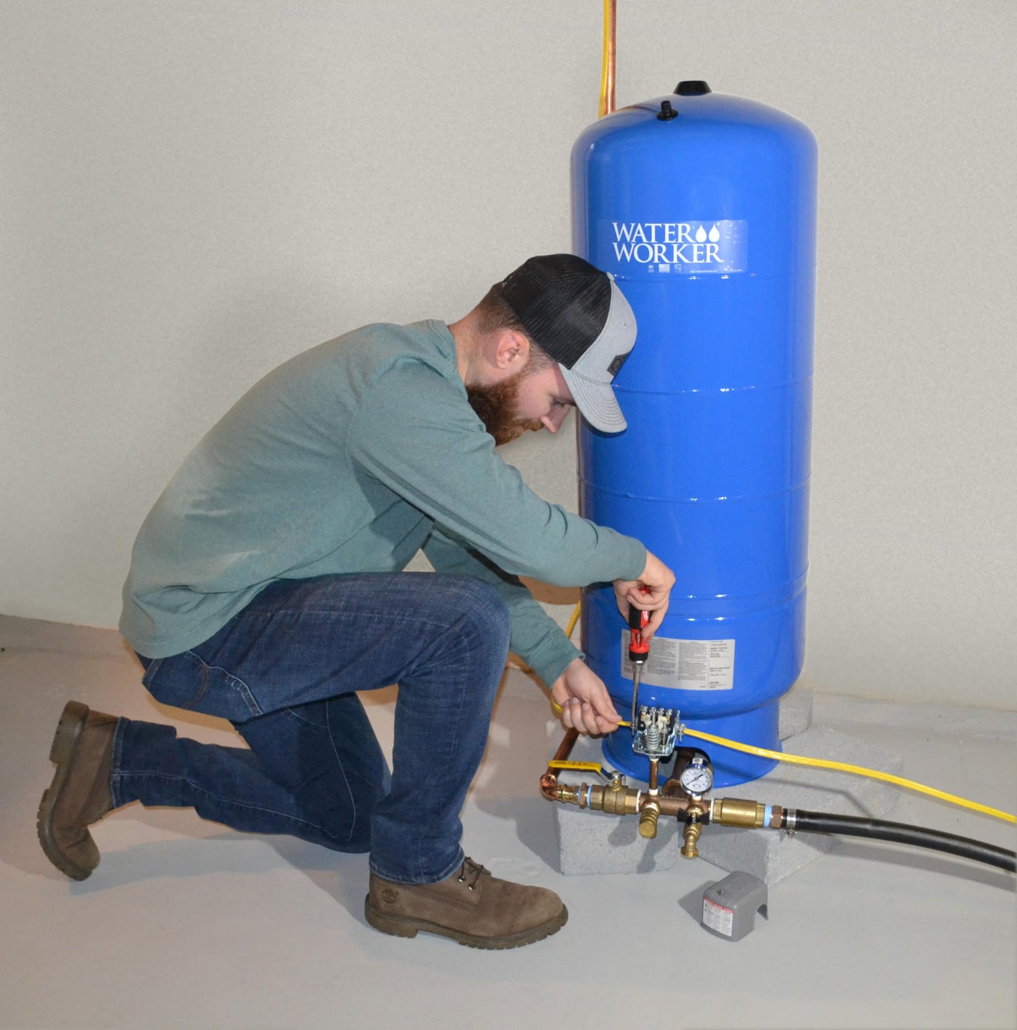 WaterWorker HT-30B Vertical Pressure Well Tank, 30-gallon tank with 26-gallon capacity, Blue