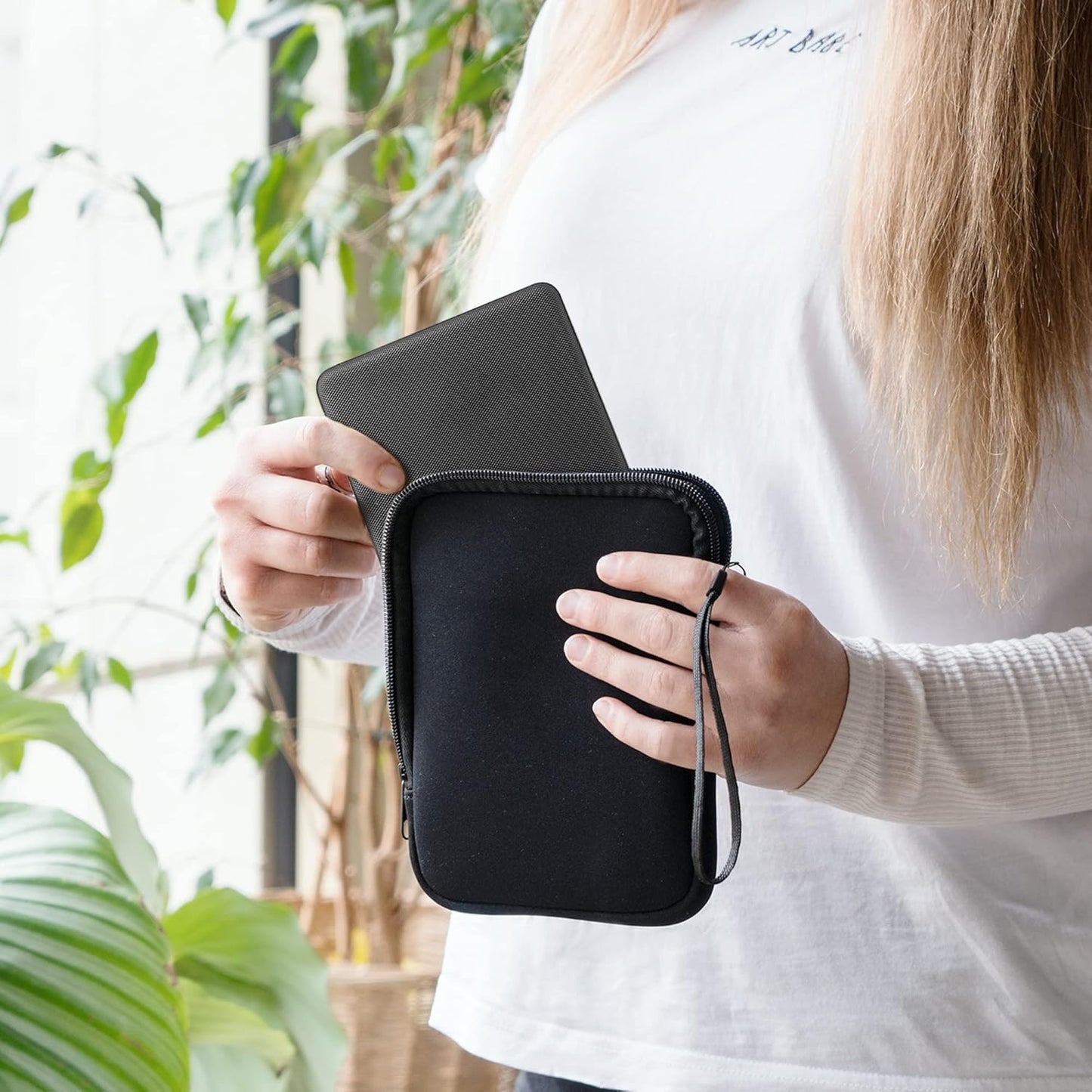 kwmobile 6" Neoprene e-Reader Pouch Size eReader - Universal eBook Sleeve Case with Zipper - Lavender