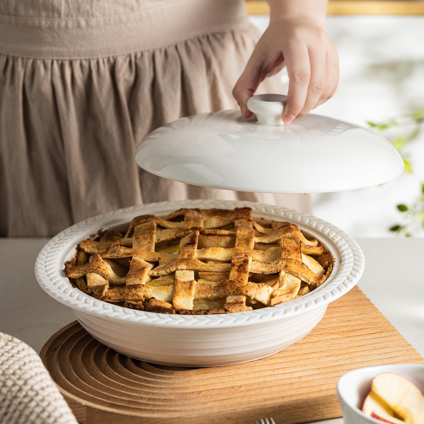 Cormomu Deep Dish Pie Pan with Lid, 11 inch Ceramic Pie Dish, Round Baking Dish for Apple, Quiche, Pot Pies, Tart, etc, Microwave, Dishwasher, and Oven Safe