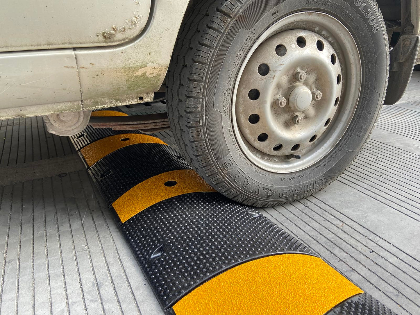 F COME Rubber Speed Bump 6 Feet Rubber Driveway Modular Heavy Duty Speed 72.4 x 12 x 2.4 Inch Cable Protector Ramp for Garage Gravel Roads Asphalt Concrete, 6Ft-Speed Bump (2 pack 6ft speed hump)