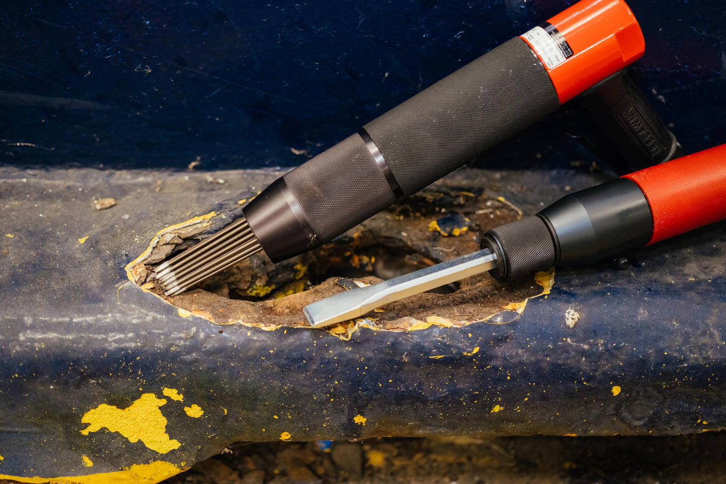 CS Unitec | 199.2303 | Trelawny Low-Vibration VL203 Pistol-Gripped Needle Scaler with Vacuum Shroud. 8X Less Vibration, All-Steel Construction, Powerful Performance, 19 Needles - Made in England