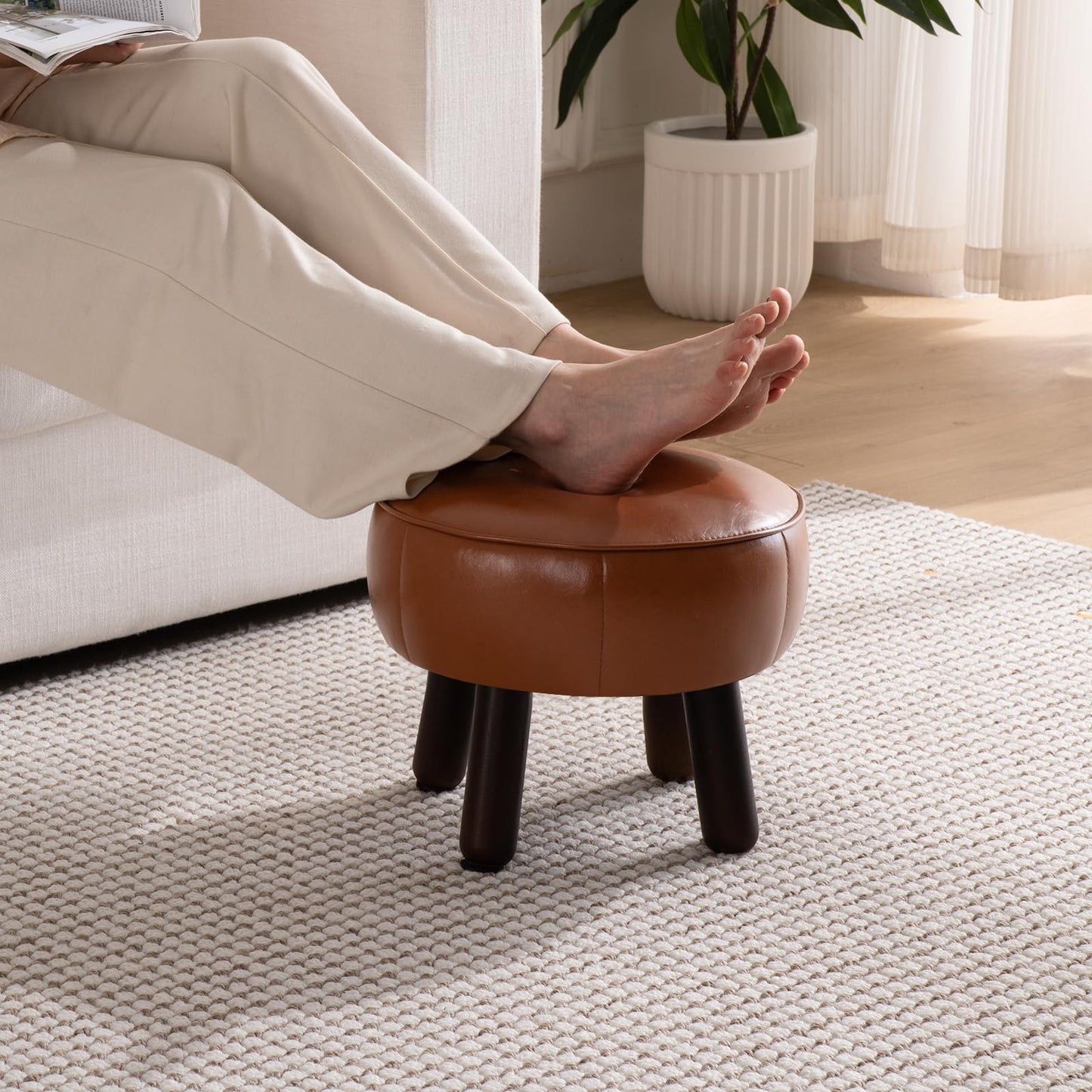oakvivo Small Foot Stool, Round Faux Leather Pouf Ottoman Foot Rest, Footstool Ottomans with Rubber Legs Under Desk, 13''L x 13''W x 10.2''H, Footrest for Couch, Living Room, Bedroom, Hallway, Brown