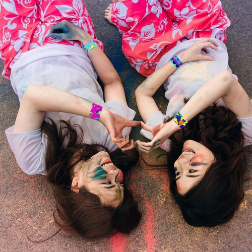 CZWXOXO 74Pcs 80s Theme Party Favors Contain 24 Pcs 80s Theme Slap Bracelets 50Pcs 80s Theme Stickers, Retro Birthday Party Decorations,Classroom Rewards Supplies.
