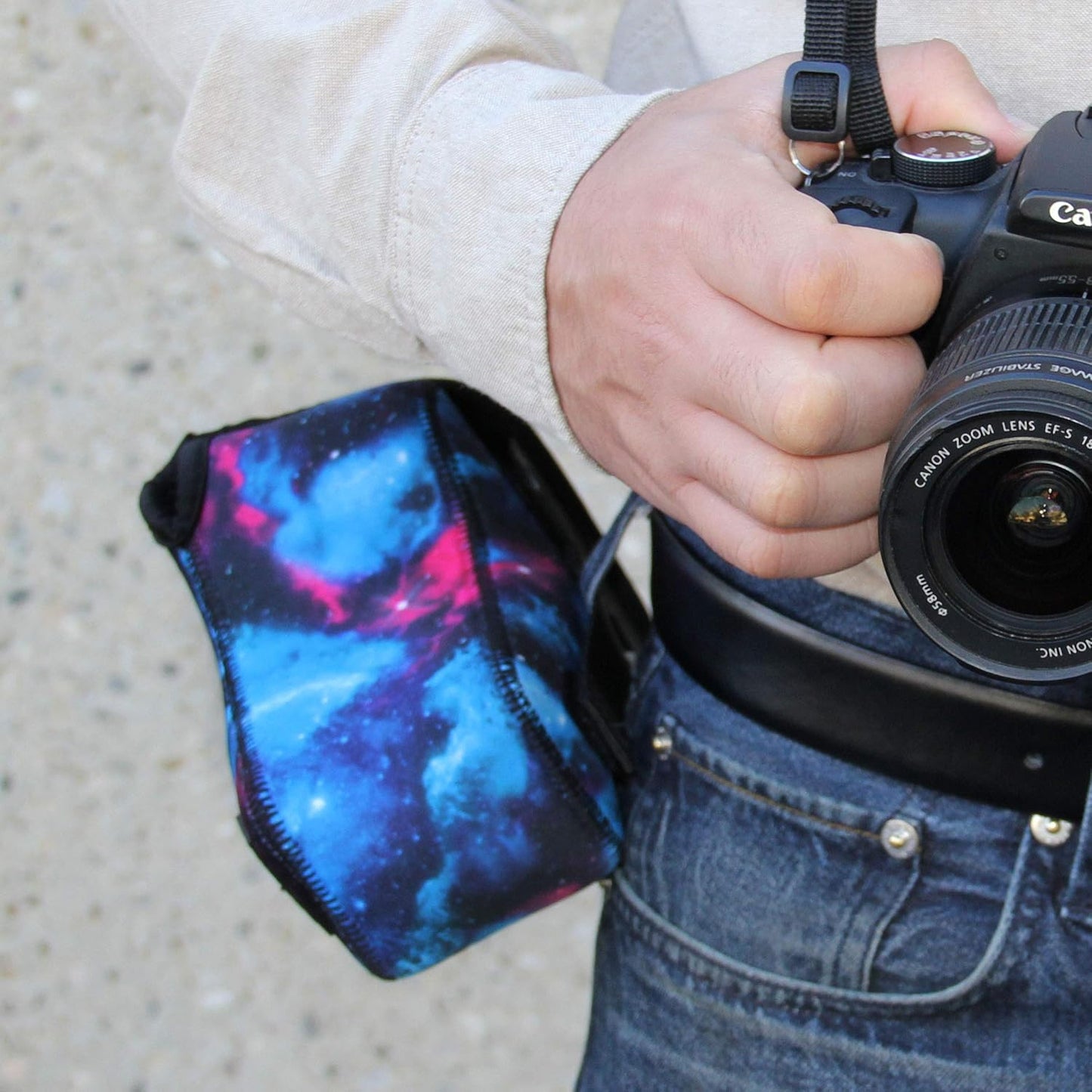 R100 Z30 ZV-E10, USA Gear Camera Sleeve (Medium) for Compact SLRs Compatible with Canon EOS Nikon Sony and more