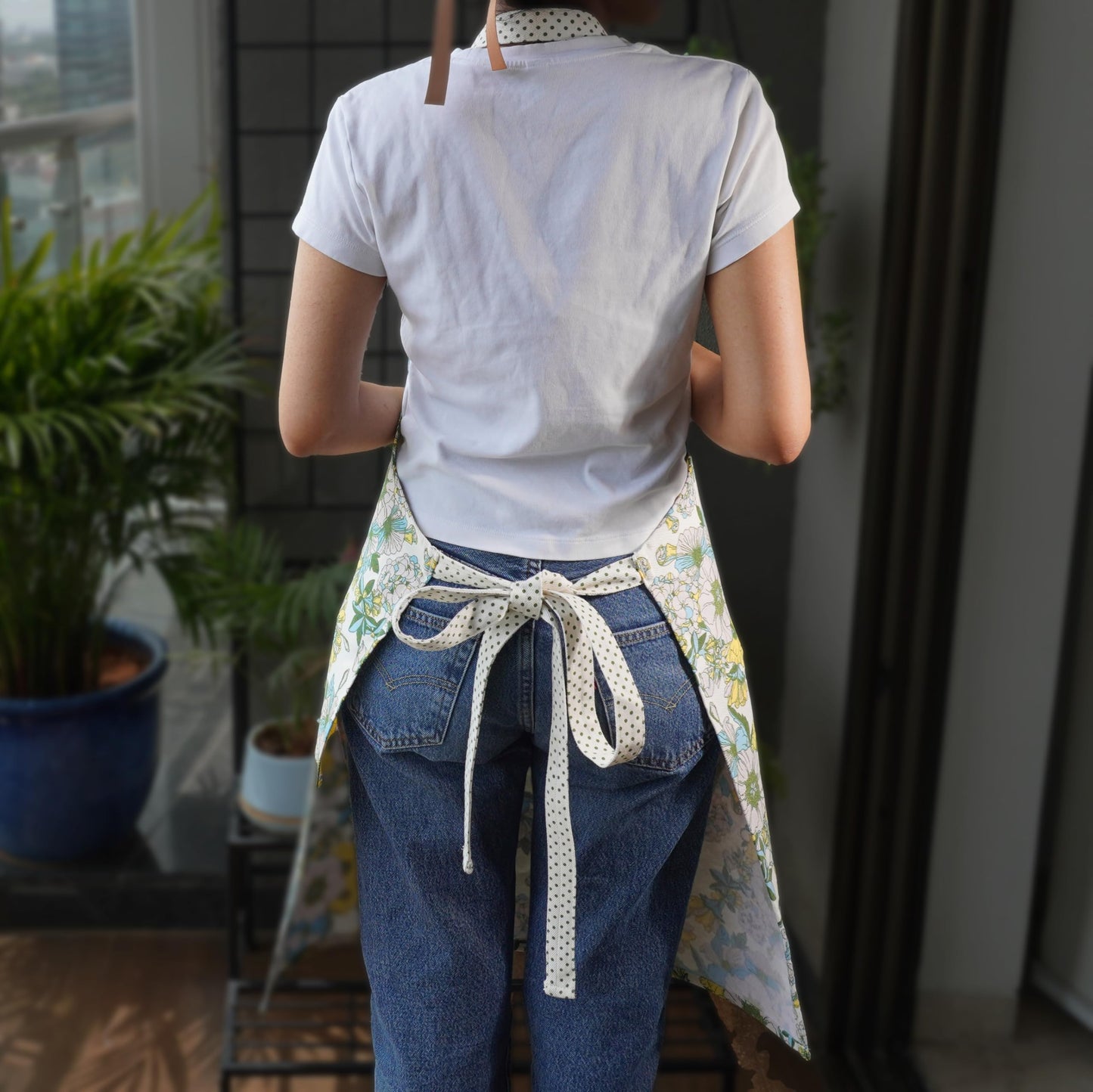 RUSTIQUE LINENS Floral Yellow 100% Cotton Printed Kitchen Apron with 2 Pockets for Women – Adjustable Chef Apron with Bright Flower Design for Cooking, Baking, or BBQ – Soft and Machine Washable