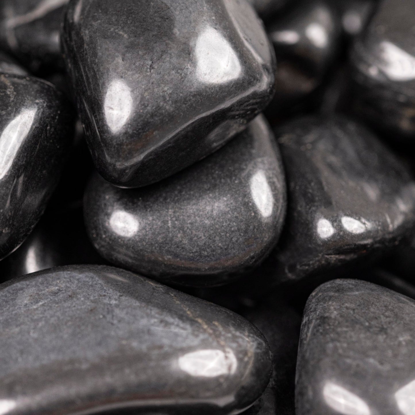 MSI Decorative Black Super Polished 0.25 in. to 0.75 in. Quartzite Pebbles 40 lb. Bag
