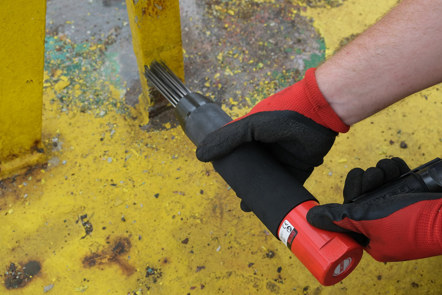 CS Unitec | 199.2303 | Trelawny Low-Vibration VL203 Pistol-Gripped Needle Scaler with Vacuum Shroud. 8X Less Vibration, All-Steel Construction, Powerful Performance, 19 Needles - Made in England