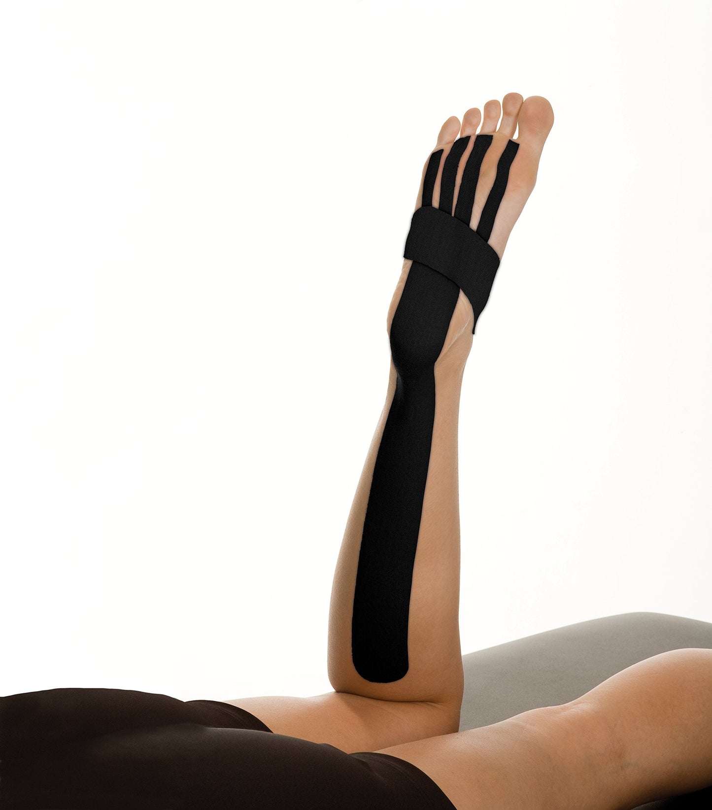 MUELLER Sports Medicine Kinesiology Tape, Quality Therapeutic Athletic Tape, Continuous Roll, Latex Free, 2" x 16.4 Feet, Black
