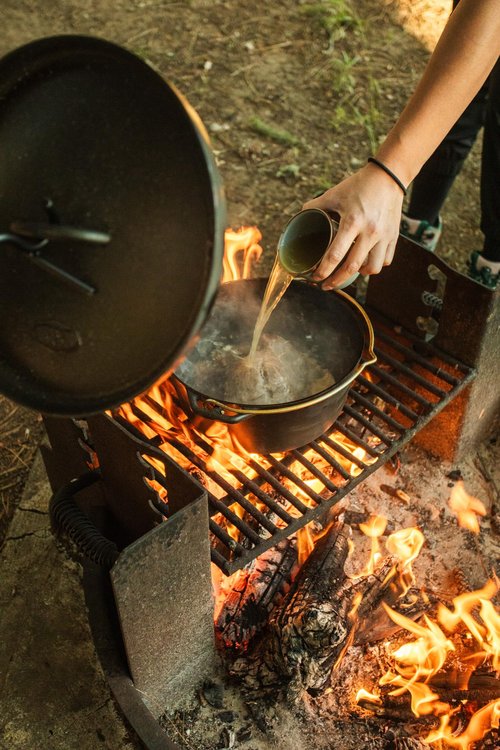 GSI Outdoors Guidecast 5qt Dutch Oven | Cast Iron Dutch Oven for Camping, Cabin and Home Kitchen