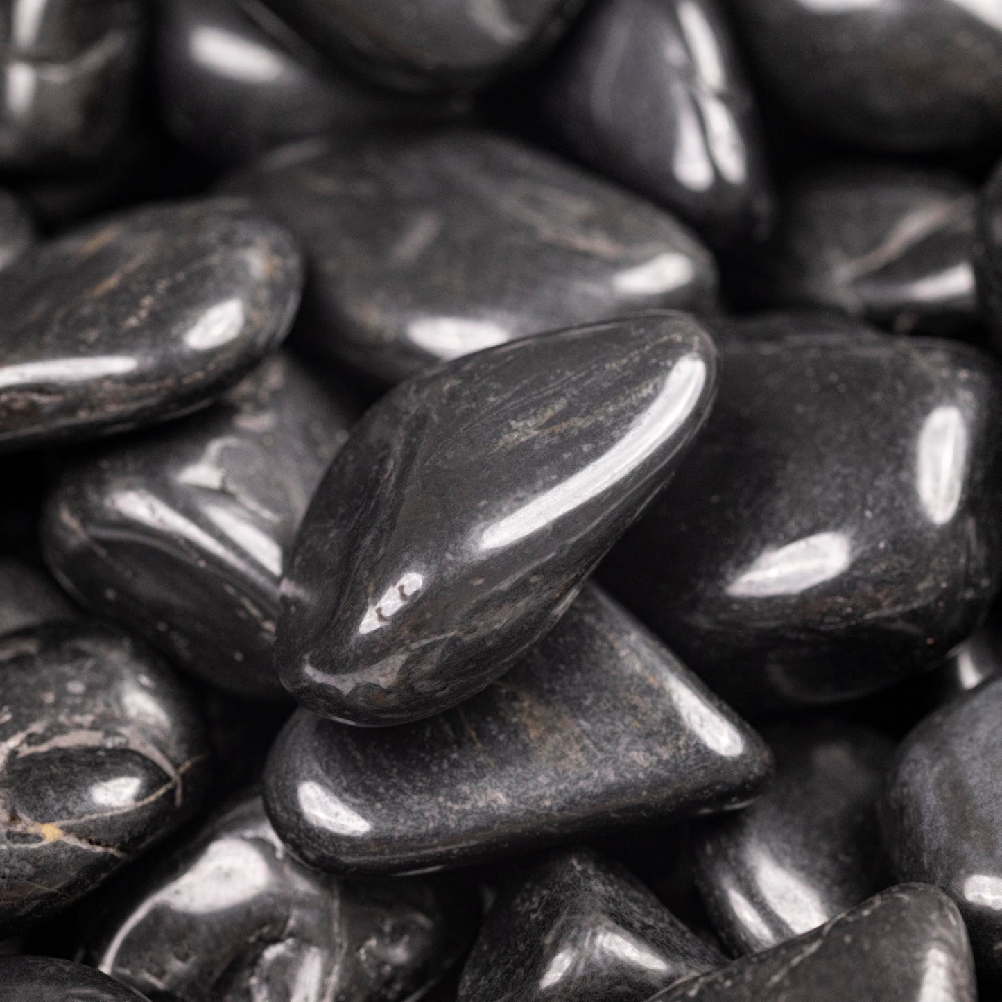 MSI Decorative Black Super Polished 0.25 in. to 0.75 in. Quartzite Pebbles 40 lb. Bag