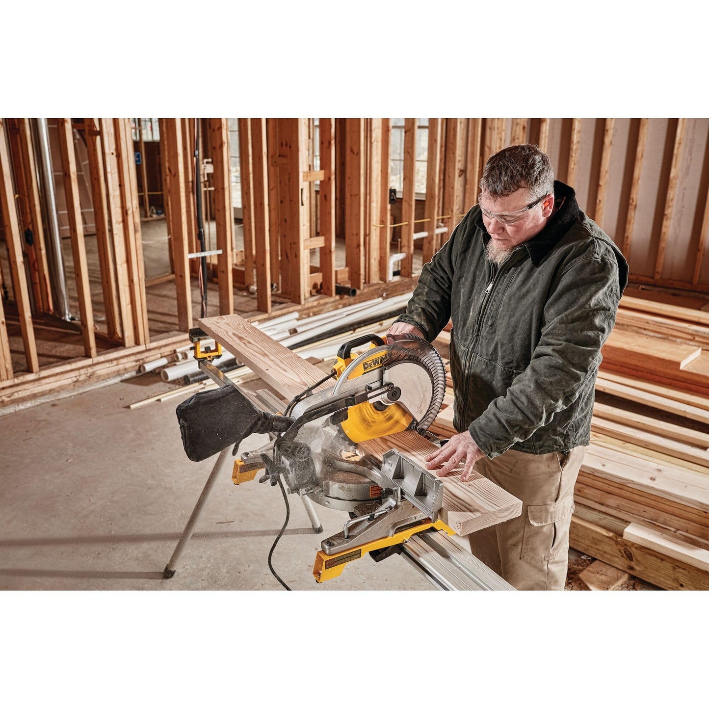 DEWALT 12-Inch Miter Saw, 15-Amp, Single Bevel, Compound (DWS715)