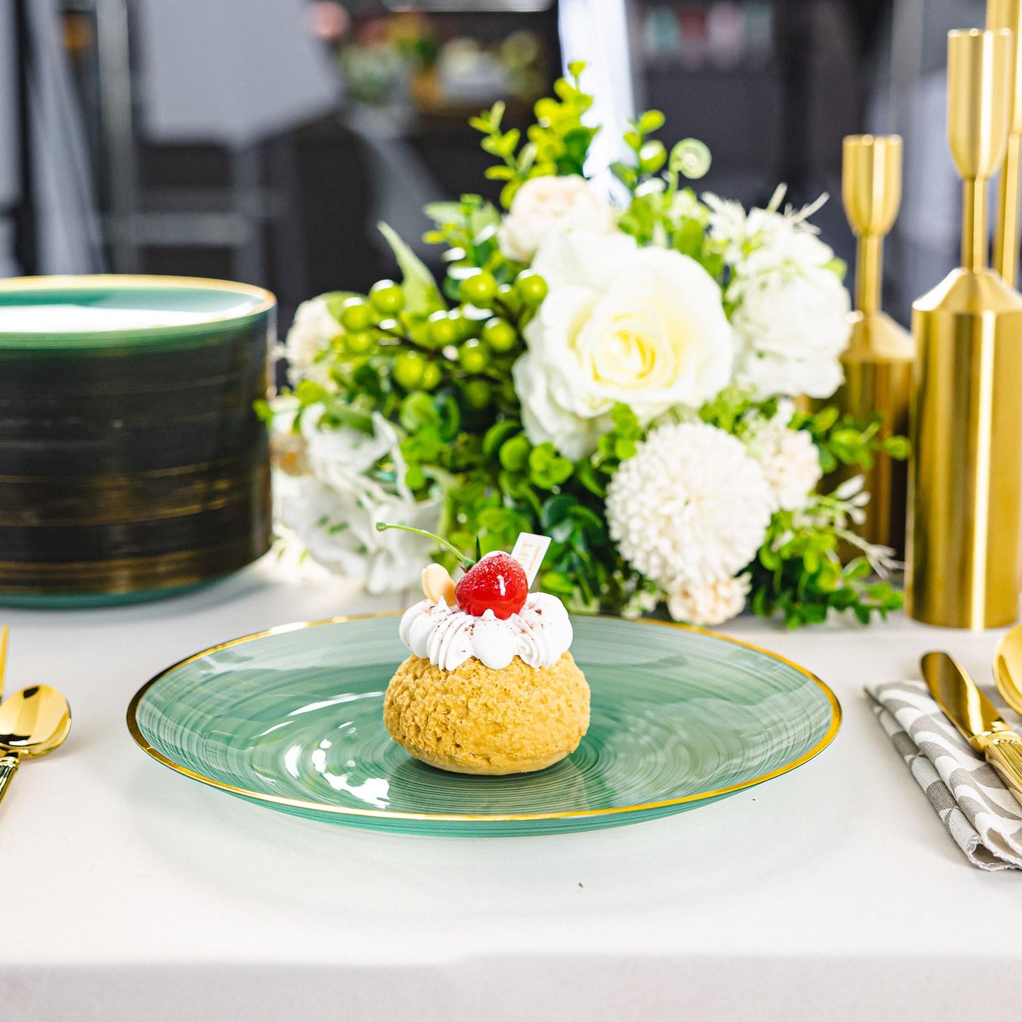 LCCFHTI 100PCS Transparent Green Gold Plastic Plates, 10 Inch Heavy Duty Disposable Dinner Plate with Gold Rim, Round Party Plates for Wedding, Party, Camping, Picnic, Birthday
