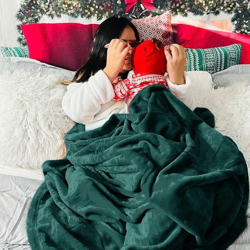 Bedsure GentleSoft Fleece Blanket - Cozy Emerald Green Queen Size Microfiber, 90x90 Inches