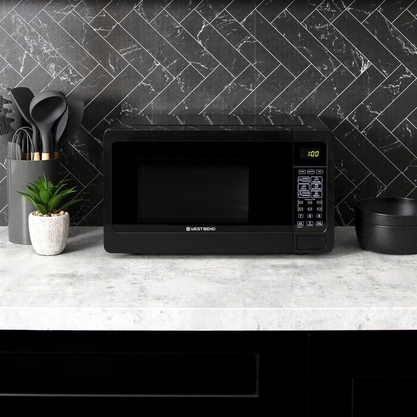 West Bend Microwave Oven 700-Watts Compact with 6 Pre-Set Cooking Settings, Speed Defrost, Electronic Control Panel and Glass Turntable, 0.7 Cu.Ft., Black
