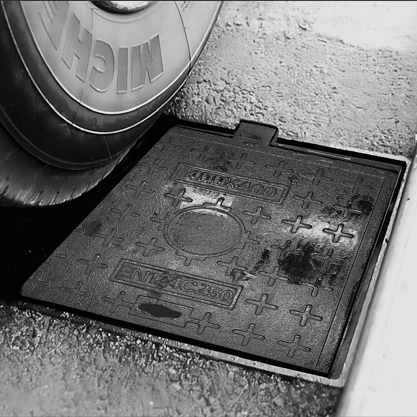 MASSLUNT 16x16 In Cast Iron Manhole Cover and Frame for 15" Corrugated Pipe, B-Class 28100 lbs Heavy-Duty Driveway Septic Tank Lid with Base, Square Anti-Slip Inspection Well Cover (True 15.8" ISL)