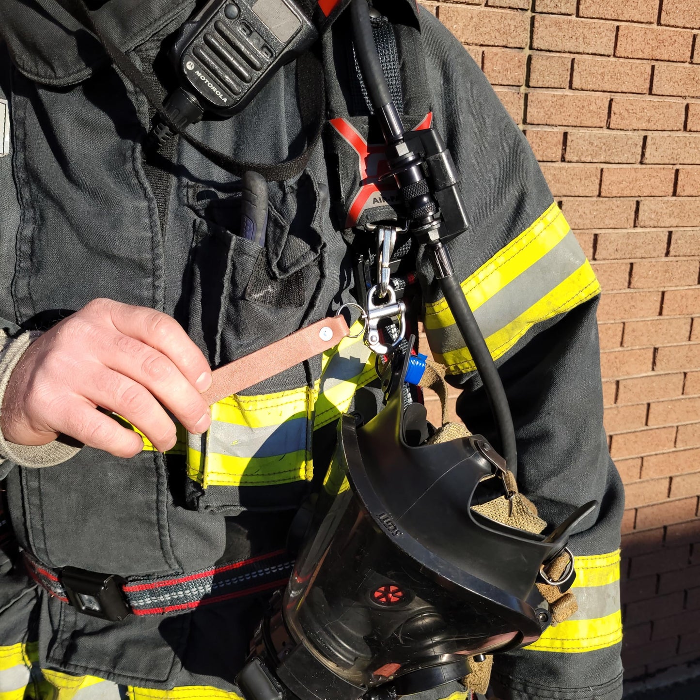 WorkingFire Firefighter Quick Release Shackle Clip with Leather Handle for SCBA MASK Marine Grade Stainless Steel Fixed Snap Sailing Shackle Lanyard Firefighter Accessories Tools