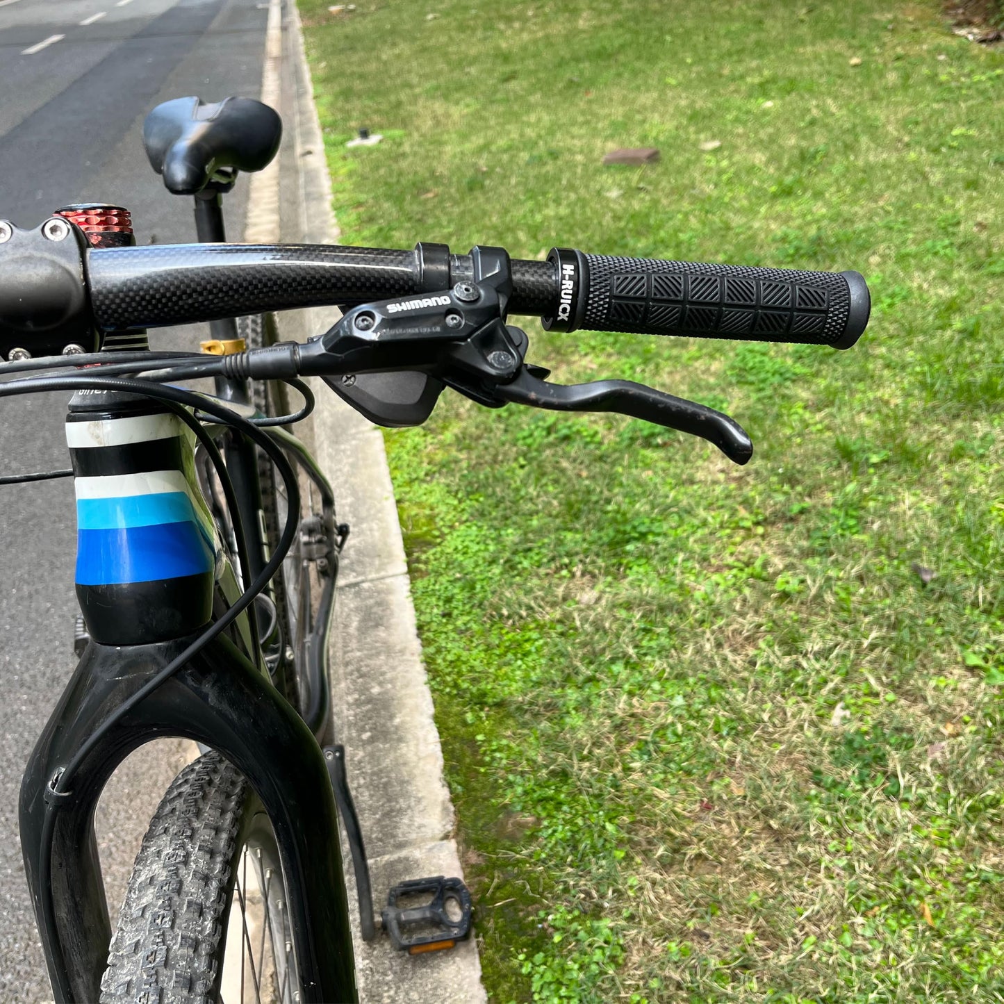 H-RUICX Bicycle Handlebar Grips, Single Lock on Bicycle Handle Bar, Ergonomic Non-Slip Design, Bike Grips, Universal Fit for Mountain, BMX,MTB,Beach Cruiser, Scooter and Road Bikes