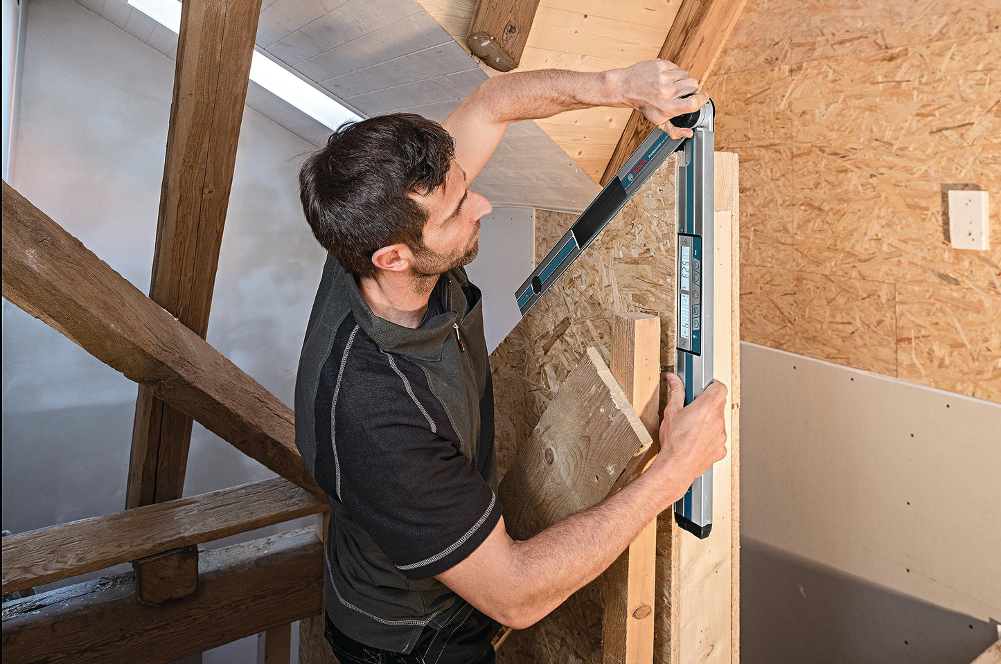 BOSCH GAM 270 MFL 5-in-1 Digital Angle Finder and Inclinometer, Includes Leg Extension, 4 AA Batteries, & Carrying Case