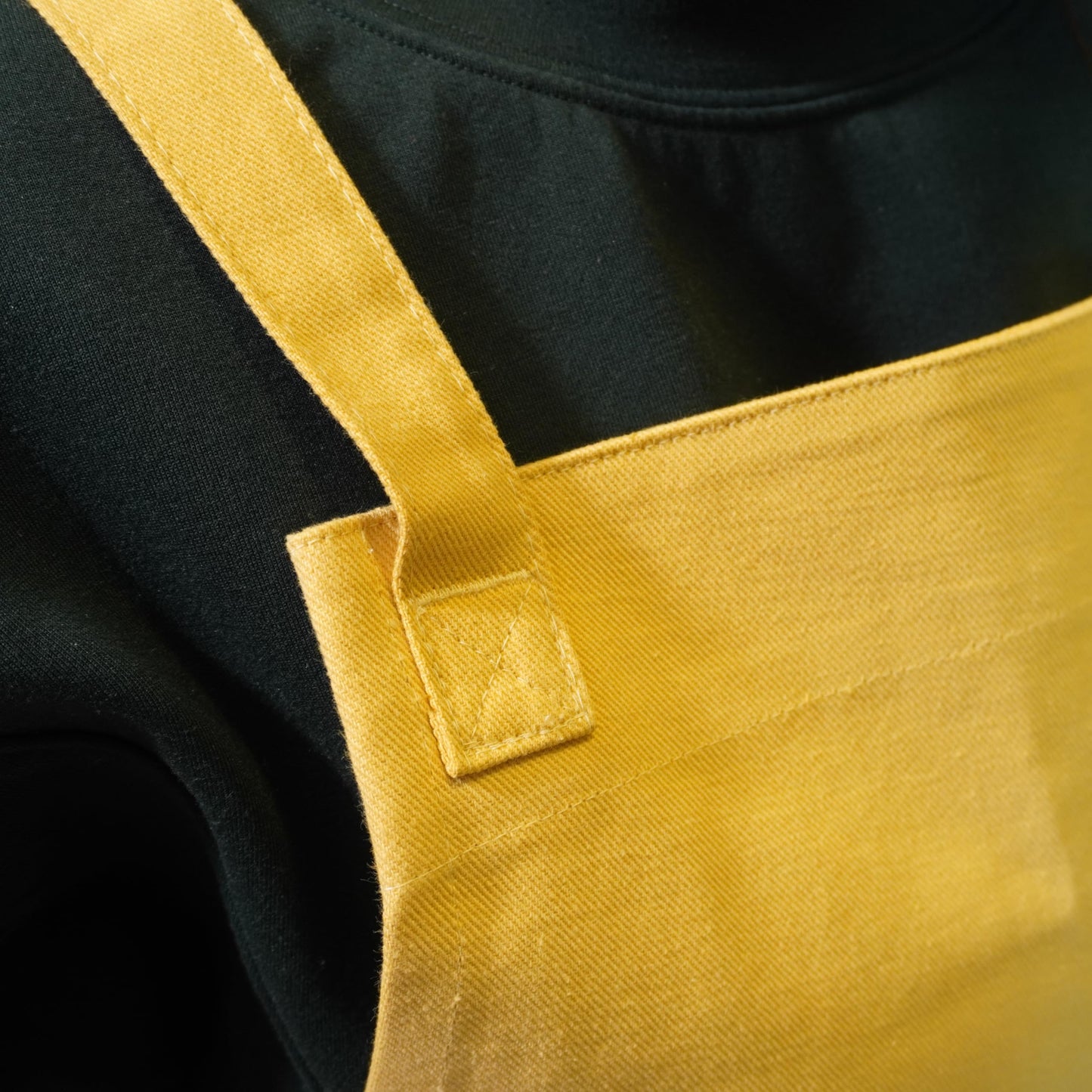 RUSTIQUE LINENS Lemon Cotton Cross Back Apron with Waterproof Inner Membrane and 2 Pockets for Men and Women – Adjustable Water Resistant Chef Apron for Cooking, Baking, BBQ, or Work