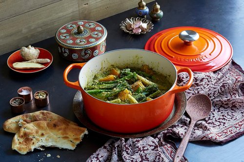 Le Creuset Enameled Cast Iron Dutch Oven - 5.5 Qt. | Signature Flame Color for Superior Cooking