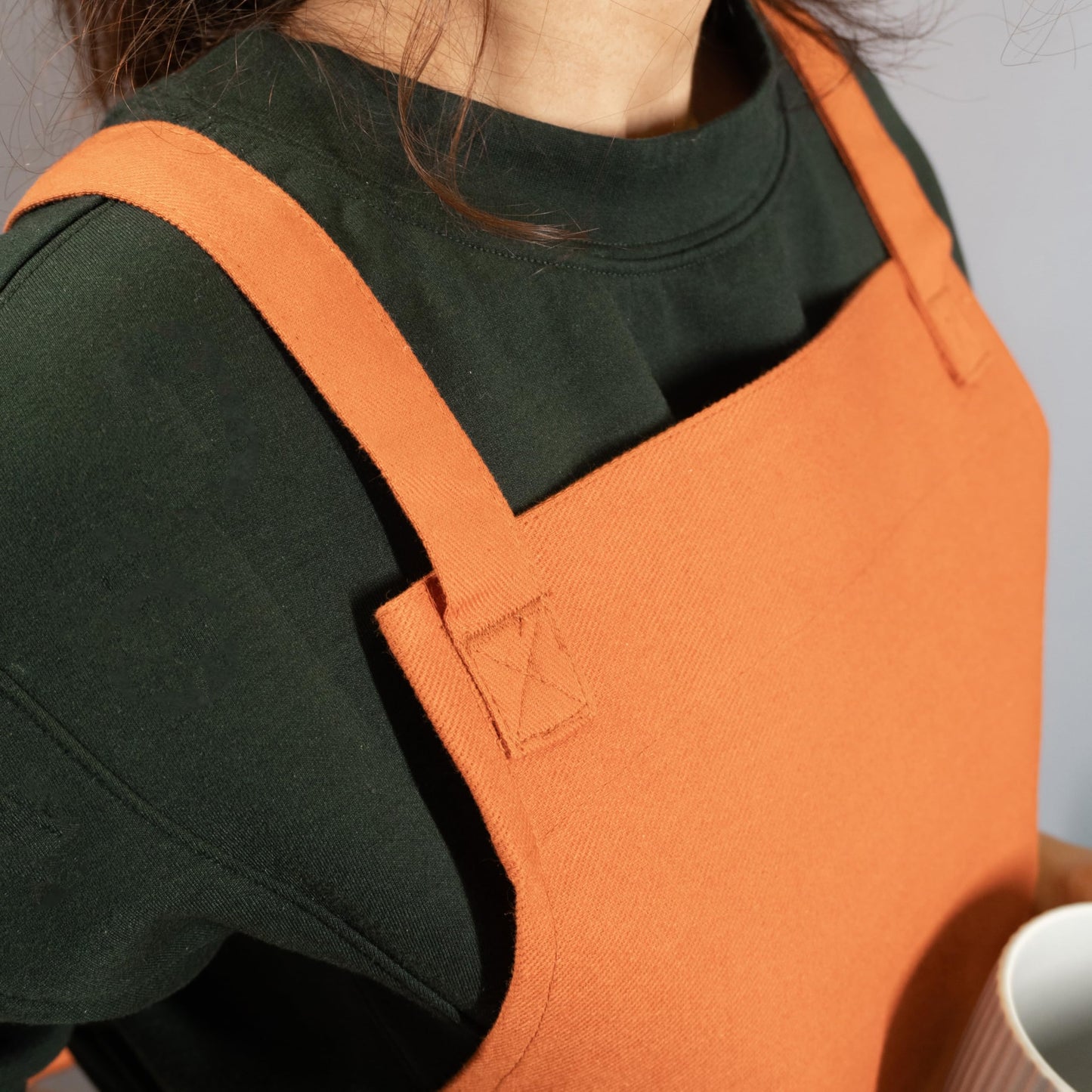 RUSTIQUE LINENS Ochre Cotton Cross Back Apron with Waterproof Inner Membrane and 2 Pockets for Men and Women – Adjustable Water Resistant Chef Apron for Cooking, Baking, BBQ, or Work