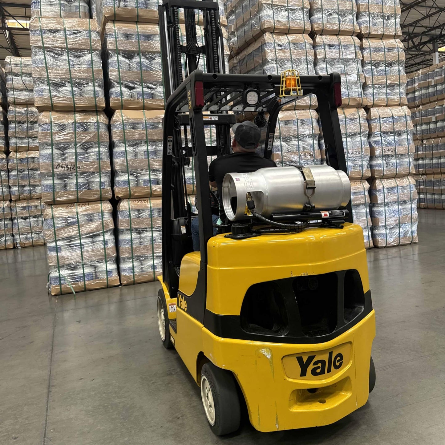 Flame King 33.5lb Aluminum Forklift Propane Tank with Gauge, DOT and TC Compliant, Lightweight, Rugged-Designed