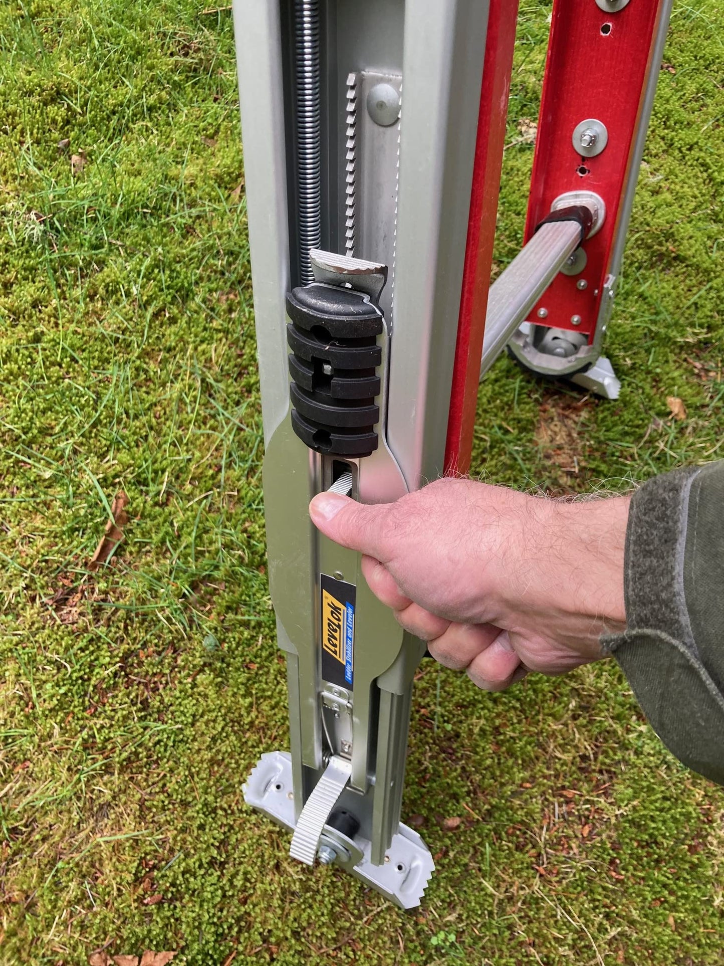 Levelok Detachable Supreme Extender - 1 Ladder Leveler w/Side Tip Stabilizer Arm & 2 Base Units - LL-STB-4SE-2QC - Snaps on Either Side of Ladder