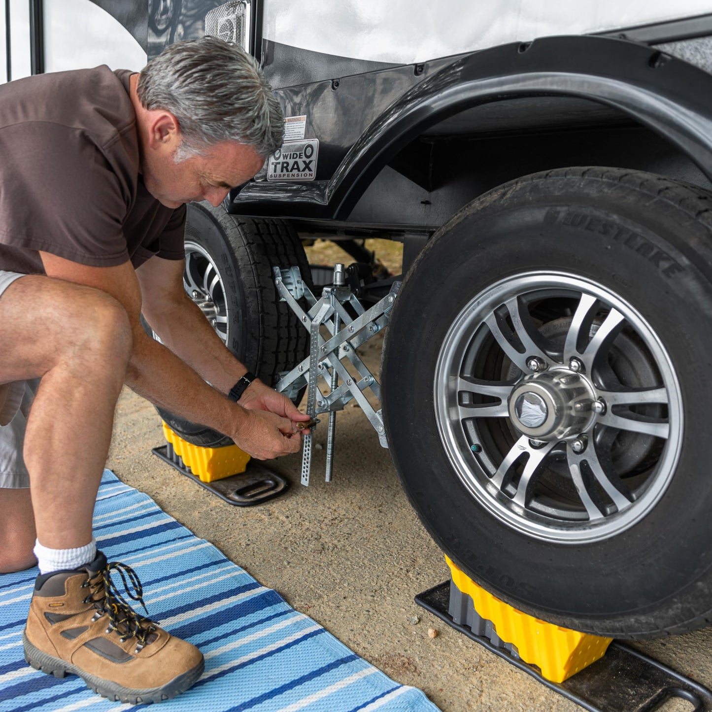 Camco Curved Camper/RV Leveler & Wheel Chock - Features Heavy Duty Honeycomb Design & Includes Non-Slip Rubber Grippers on Wheel Chock - Compatible w/Trailers Up to 30,000 lbs - 1-Pack (44423)