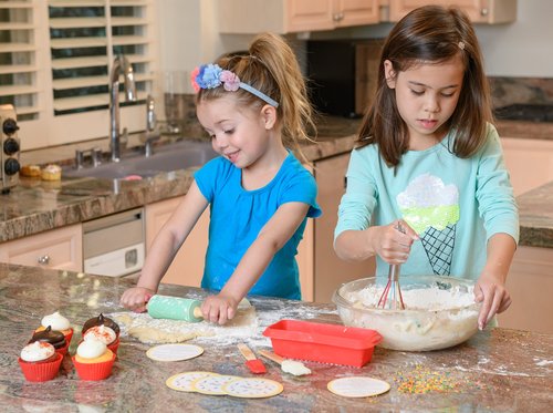 Handstand Kitchen 17-piece Junior Baking Set with Recipes for Kids