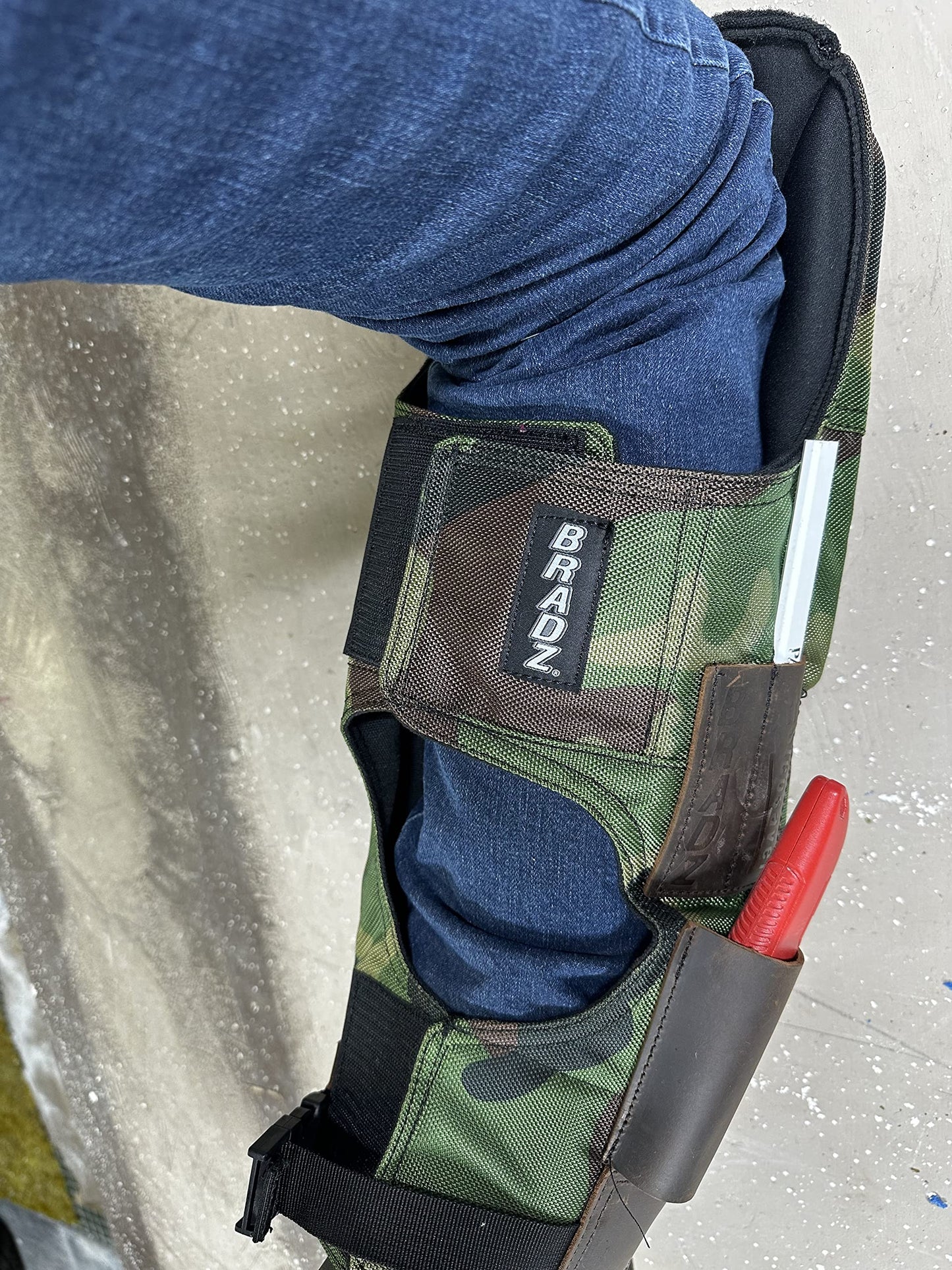 bradz Self-Supporting Knee Pads with built in tool pouches and replacable kneecaps offer open behind the knee all day comfort (5014 Large, Camo)